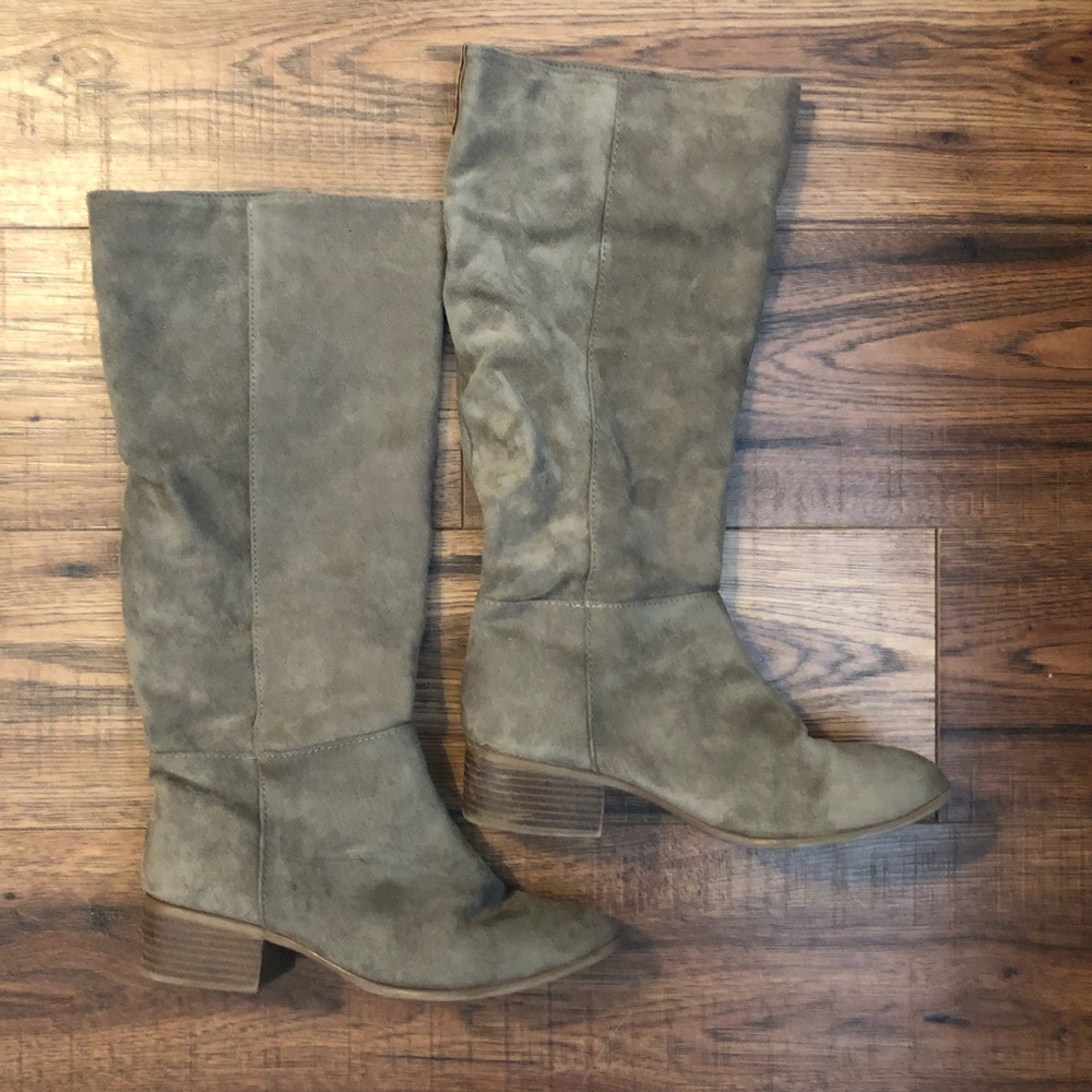 Suede boots with small heel